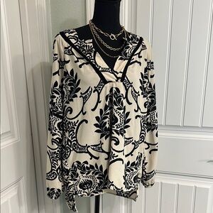 Women's Black & Cream Scroll Print V-Neck Top